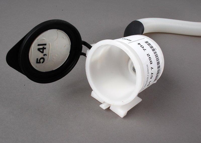 Наливной канал бачка стеклоомывателя