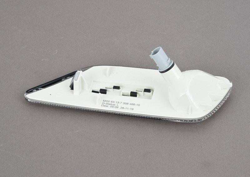 F54 правый поворотник крыла белый