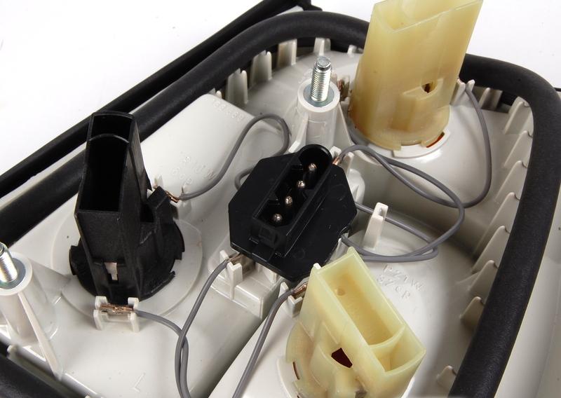 Блок задних фонарей на крыле Л