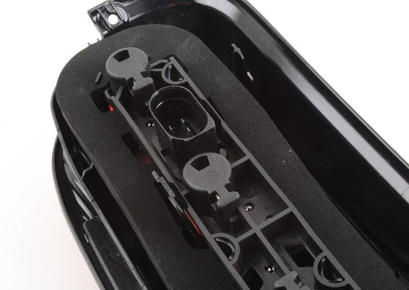 Блок задних фонарей на крыле П белый