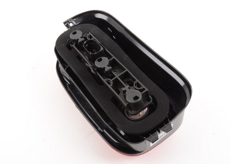 Блок задних фонарей на крыле П белый