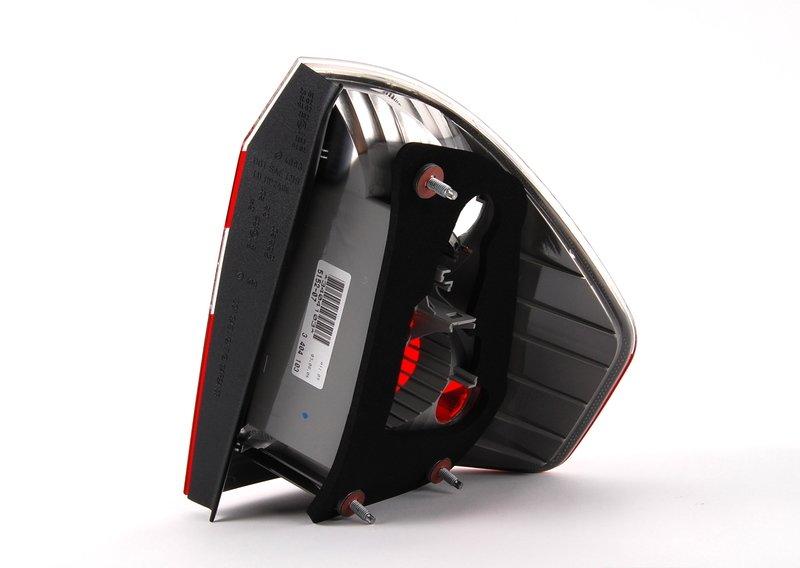 Блок задних фонарей на крыле Л белый