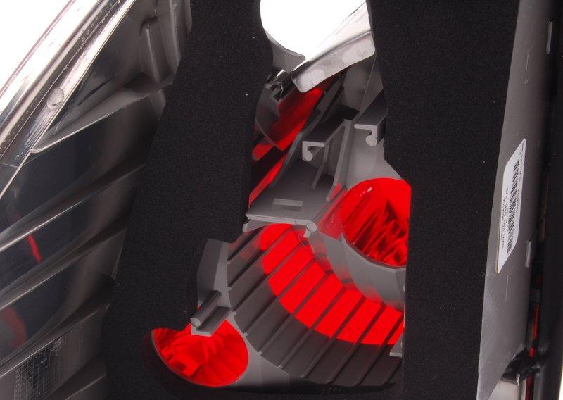 Блок задних фонарей на крыле П белый