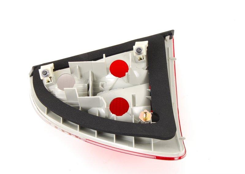 Блок задних фонарей на крыле П белый