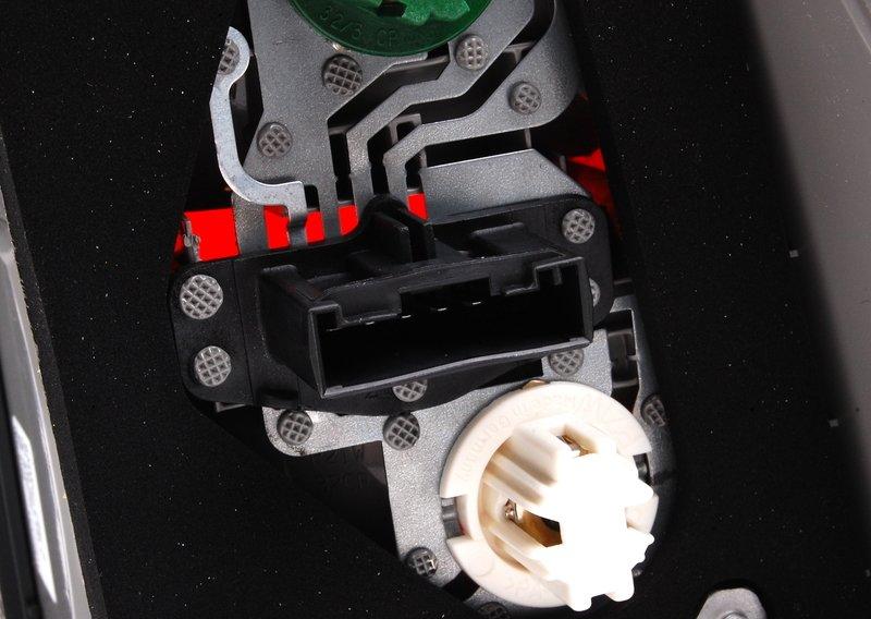 Блок задних фонарей на крыле Л