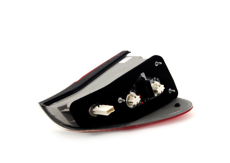 Блок задних фонарей на крыле П белый