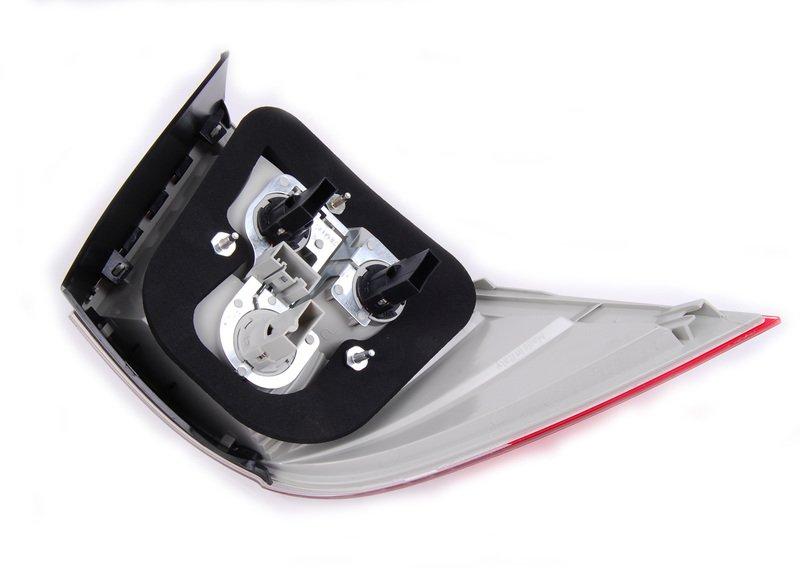 Блок задних фонарей на крыле П белый