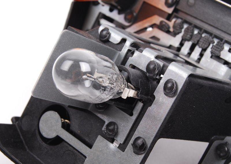 Держ.лампы в блоке зад.фон.в крыле Л