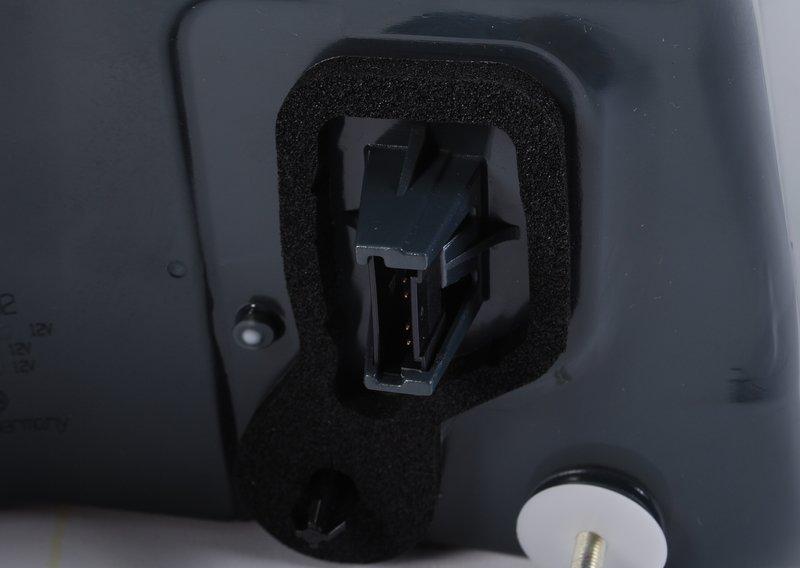 Блок задних фонарей на крыле Л