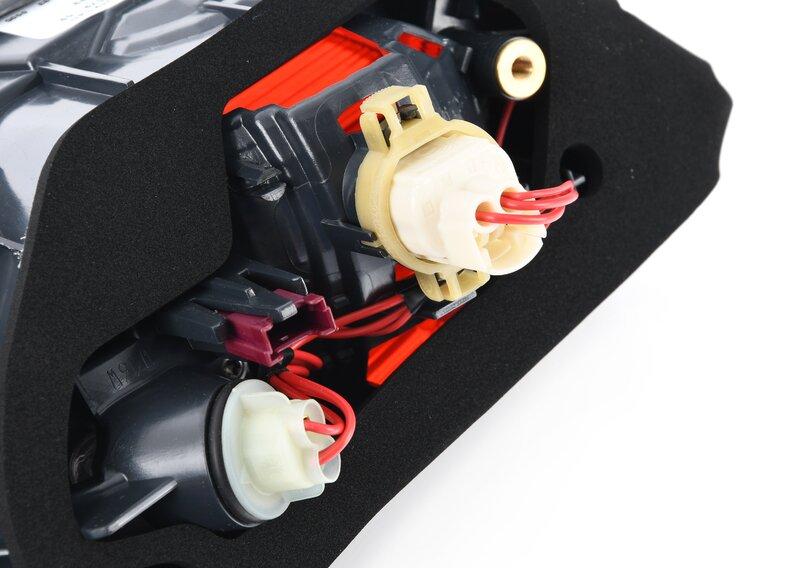 Блок задних фонарей на багажной двери Л