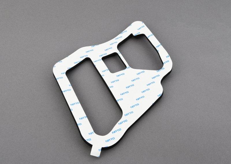 Уплотнитель блока фонарей на баг.двери Л