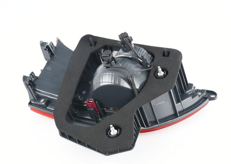 Блок задних фонарей на багажной двери П