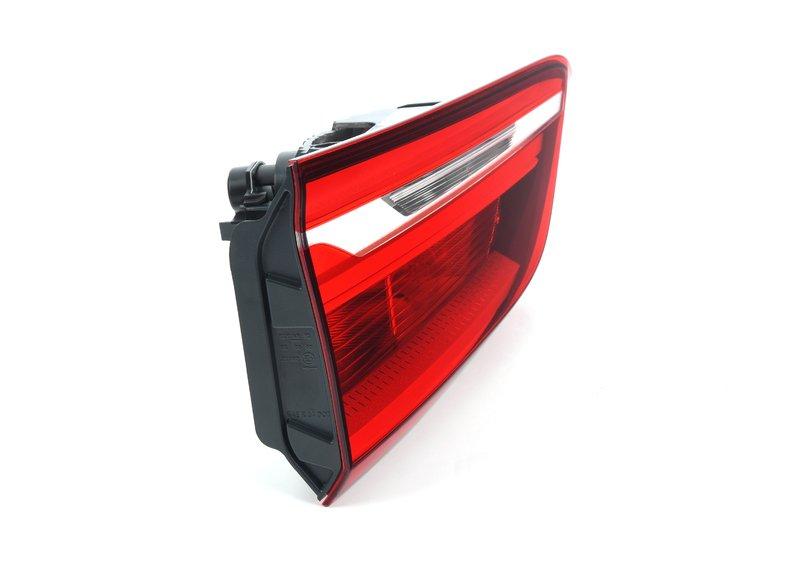 Задний фонарь в крышке багажника. слева