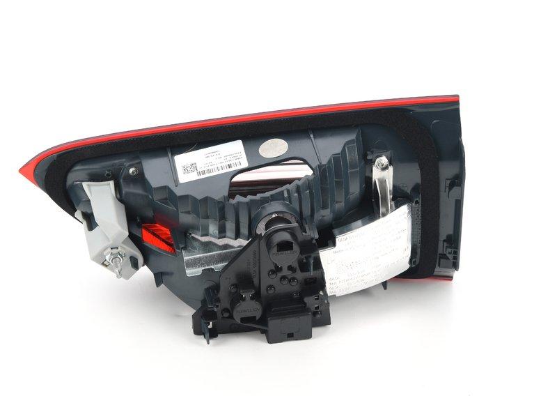 Задний фонарь в крышке багажника. слева