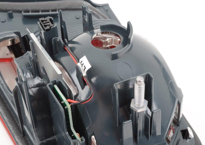 Блок задних фонарей на багажной двери Л