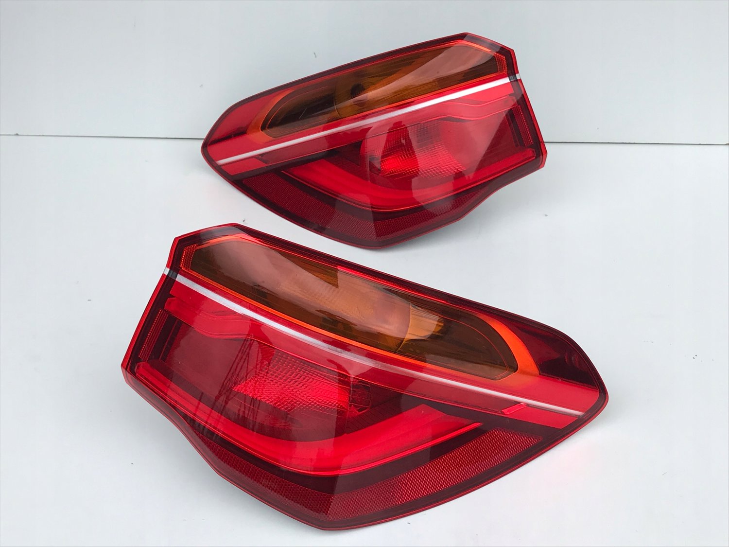 F48 левый внешний фонарь LED