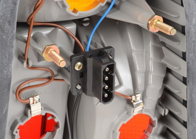 Блок задних фонарей на крыле Л