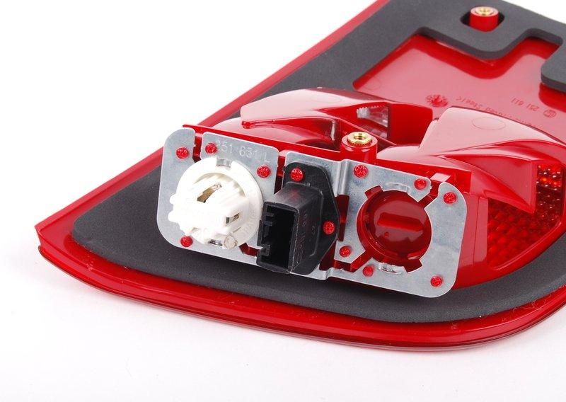 Блок задних фонарей на багажной двери Л