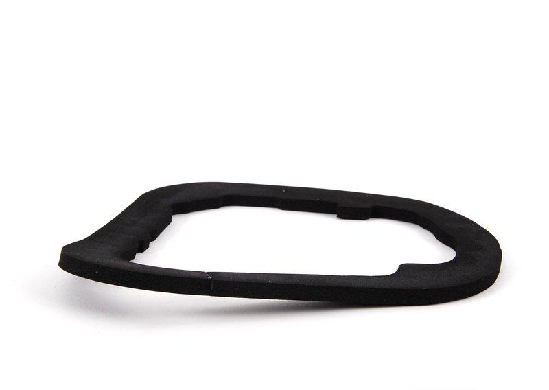 Уплотнитель блока задних фонарей