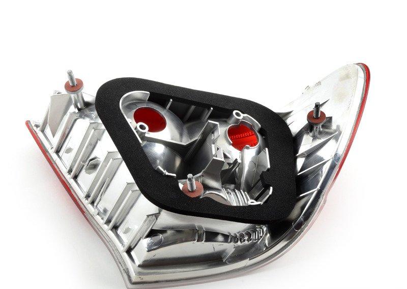 Блок задних фонарей на крыле П белый