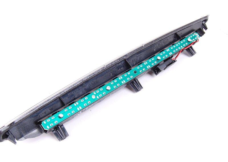 Третий фонарь стоп-сигнала белый