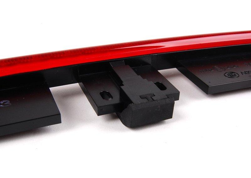 Третий фонарь стоп-сигнала красный