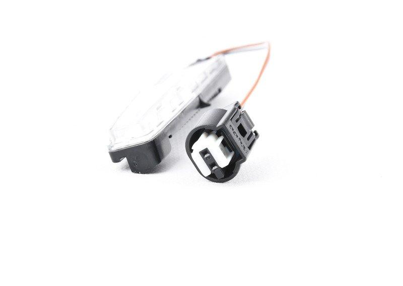 Фонарь в наружном зеркале Л