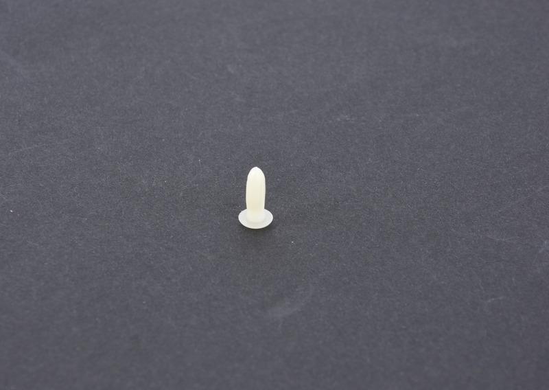 Пластмассовая заклепка