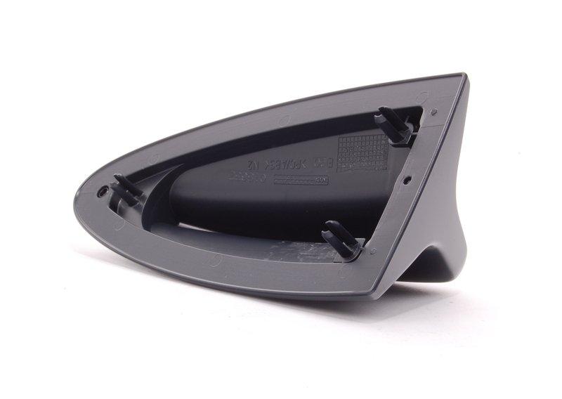 Пустой корпус антенны на крыше загрунт.