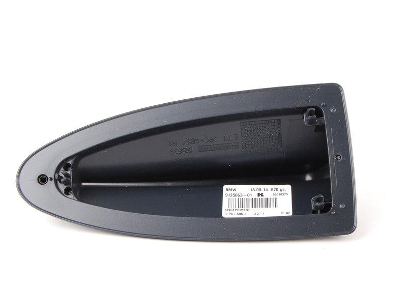 Пустой корпус антенны на крыше загрунт.