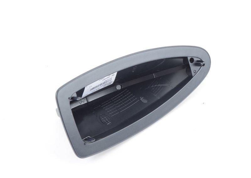 Пустой корпус антенны на крыше загрунт.